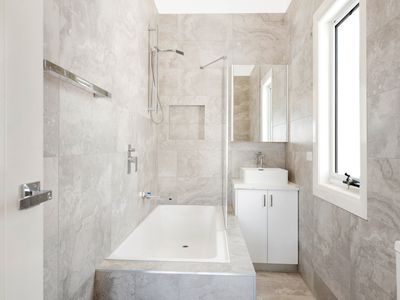 2 / 4 Moama Crescent, Pascoe Vale South