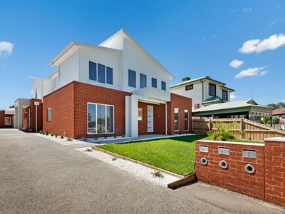 2 / 4 Moama Crescent, Pascoe Vale South