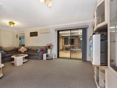 7 Barossa Close, St Clair