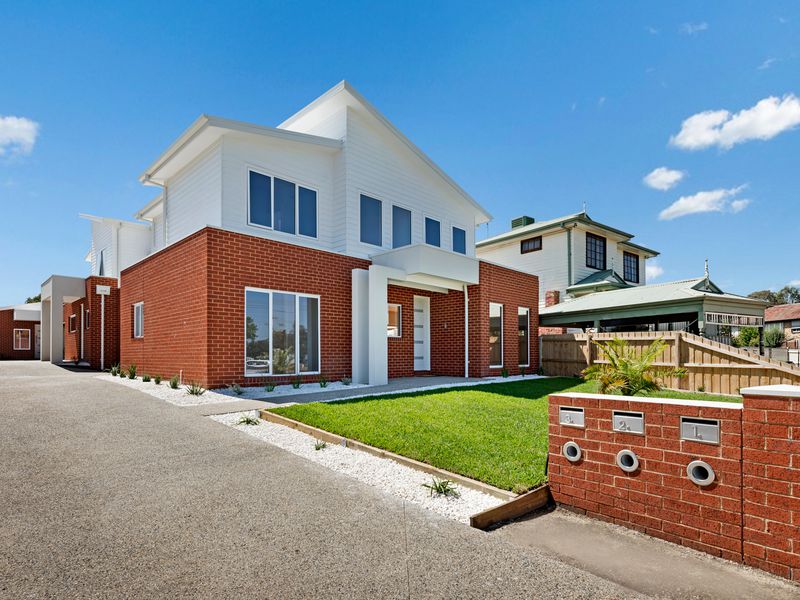 2 / 4 Moama Crescent, Pascoe Vale South