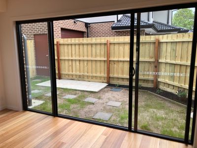 2 / 12 Curie Avenue, Oak Park