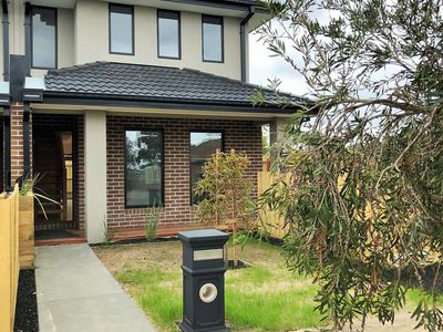 2 / 12 Curie Avenue, Oak Park