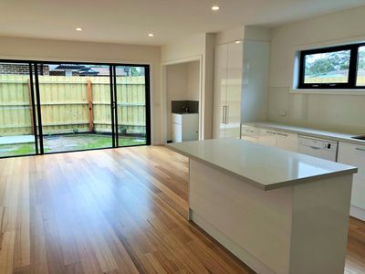 2 / 12 Curie Avenue, Oak Park