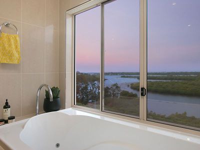 2 / 9 Fairway Drive, Banora Point