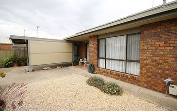 2 / 4 Young Street, Horsham