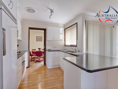 17 Benaud Court, St Clair