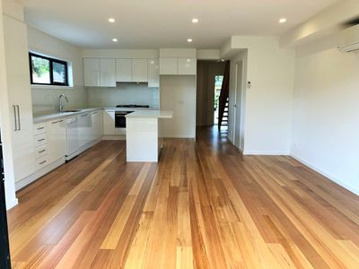 2 / 12 Curie Avenue, Oak Park