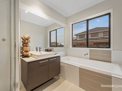 18 Featherwood Crescent, Craigieburn