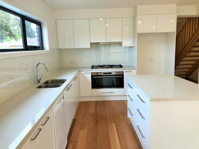 2 / 12 Curie Avenue, Oak Park