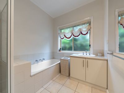 2 Larissa Close, Romsey