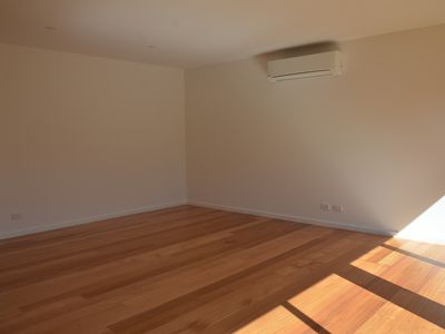 4 / 12 Curie Avenue, Oak Park