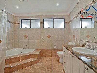 2 Glenrowan Way, St Clair