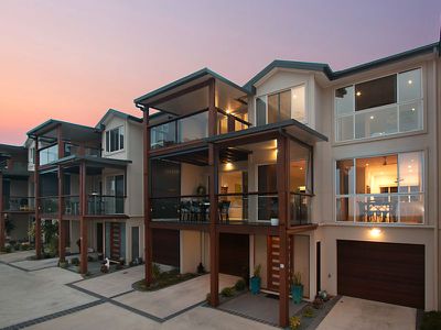 2 / 9 Fairway Drive, Banora Point