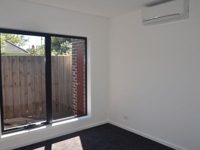 4 / 12 Curie Avenue, Oak Park