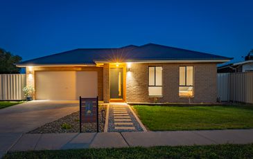 1 Weight Close, Horsham