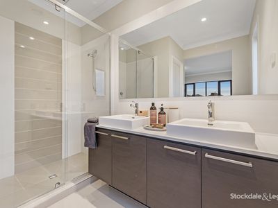 18 Featherwood Crescent, Craigieburn