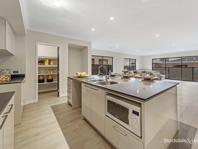 18 Featherwood Crescent, Craigieburn