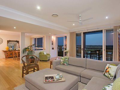 2 / 9 Fairway Drive, Banora Point