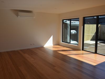 4 / 12 Curie Avenue, Oak Park