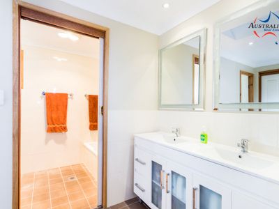 16 Kingfisher Way, St Clair