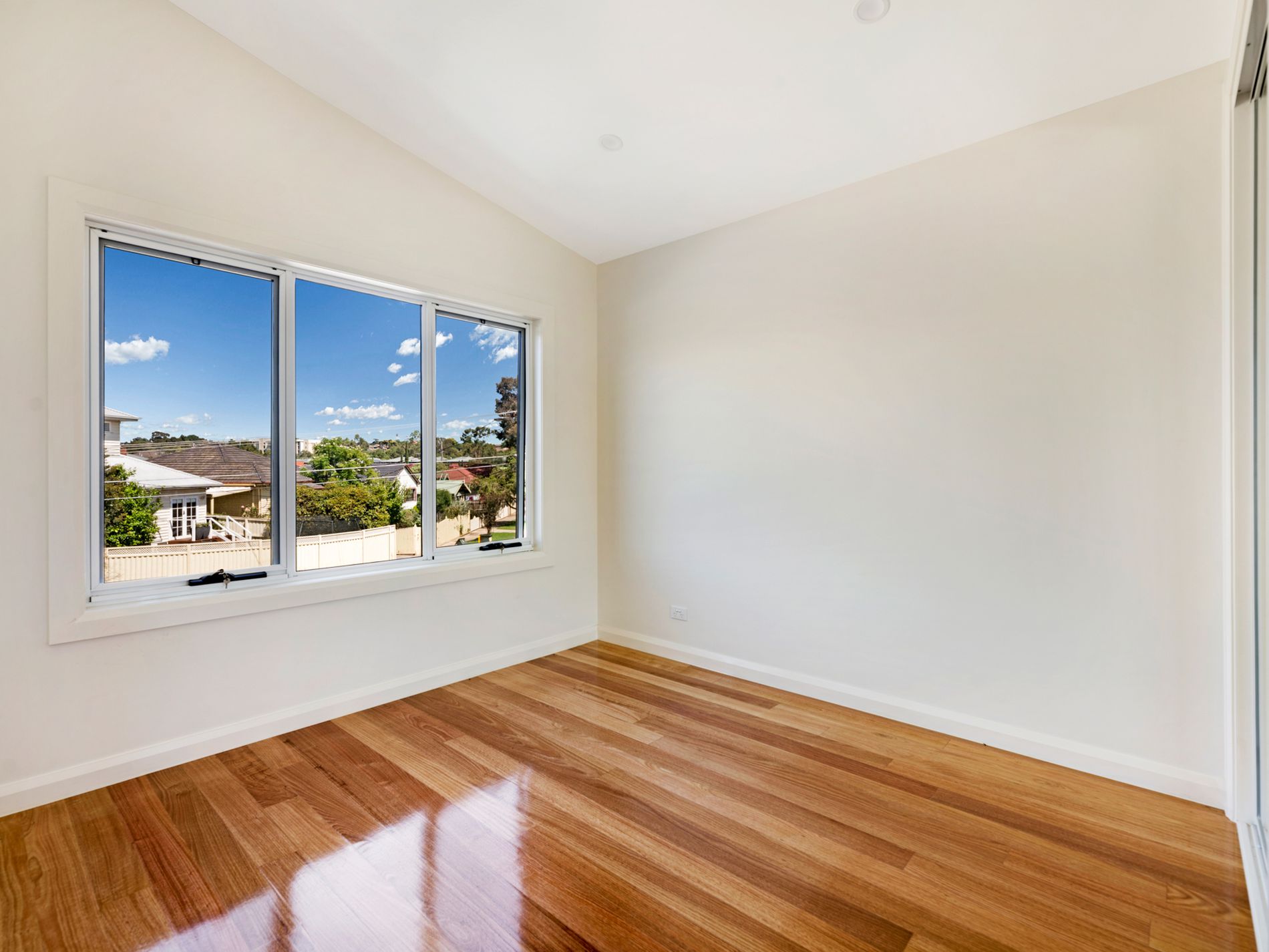 2 / 4 Moama Crescent, Pascoe Vale South