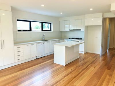 2 / 12 Curie Avenue, Oak Park