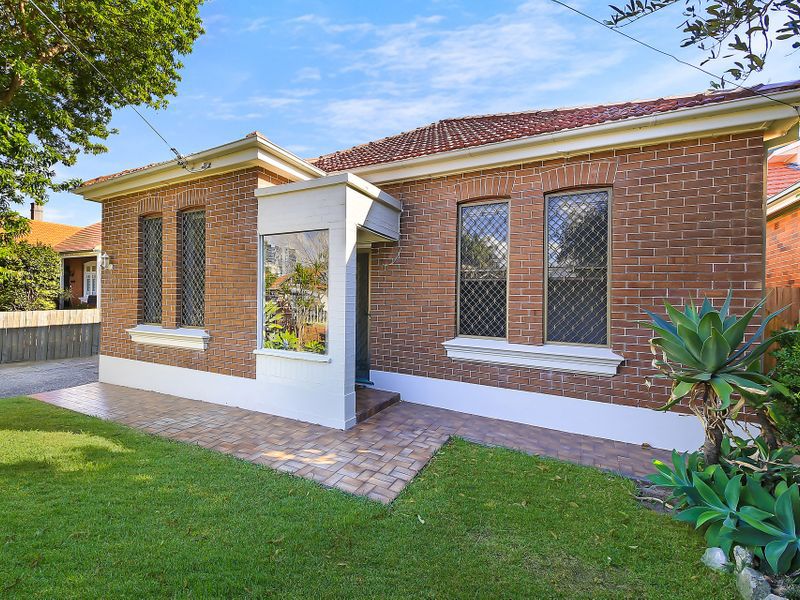 15 Strathmore Parade, Roseville