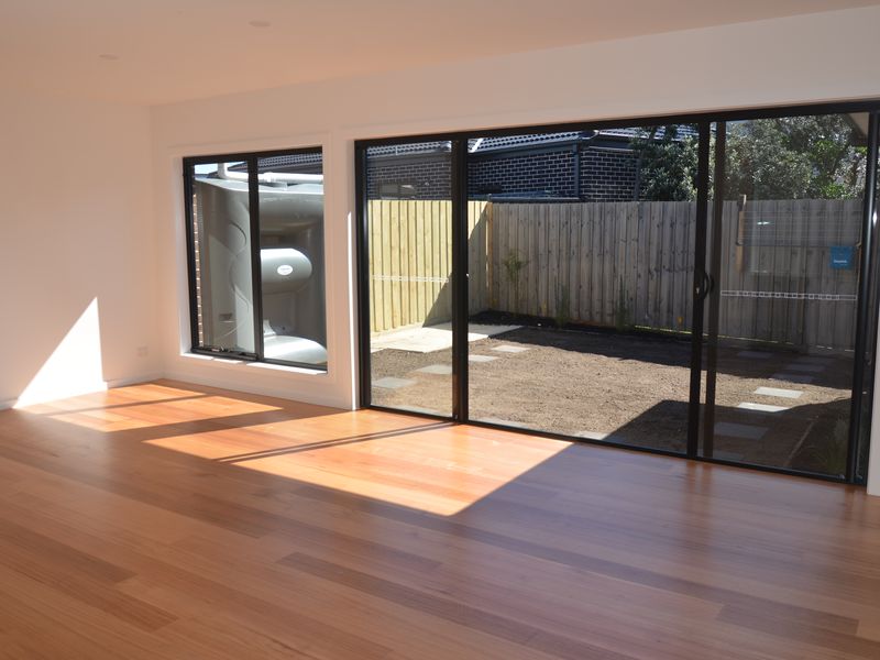 4 / 12 Curie Avenue, Oak Park