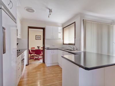 17 Benaud Court, St Clair