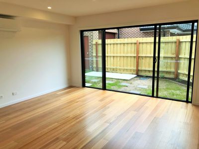 2 / 12 Curie Avenue, Oak Park