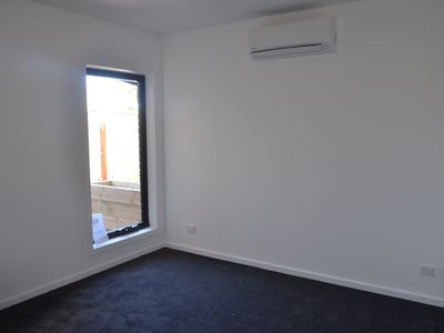 4 / 12 Curie Avenue, Oak Park